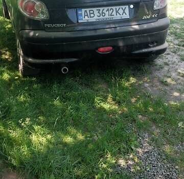 Черный Пежо 206, объемом двигателя 1.6 л и пробегом 150 тыс. км за 3000 $, фото 1 на Automoto.ua