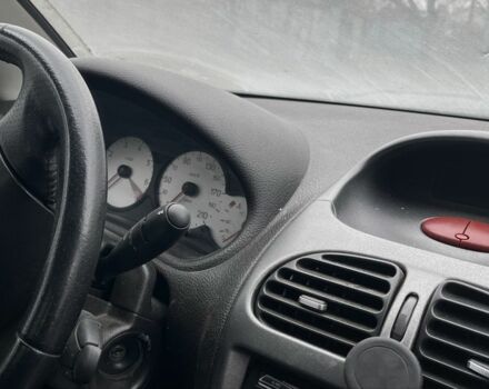 Черный Пежо 206, объемом двигателя 1.6 л и пробегом 226 тыс. км за 1200 $, фото 6 на Automoto.ua