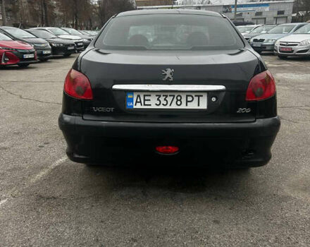 Чорний Пежо 206, об'ємом двигуна 1.36 л та пробігом 237 тис. км за 3000 $, фото 4 на Automoto.ua