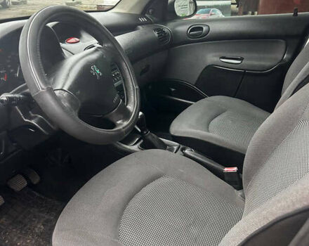 Чорний Пежо 206, об'ємом двигуна 1.36 л та пробігом 237 тис. км за 3000 $, фото 6 на Automoto.ua