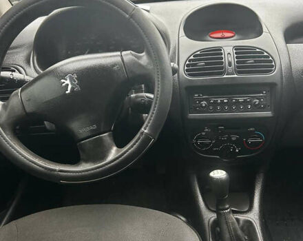 Чорний Пежо 206, об'ємом двигуна 1.36 л та пробігом 237 тис. км за 3000 $, фото 7 на Automoto.ua