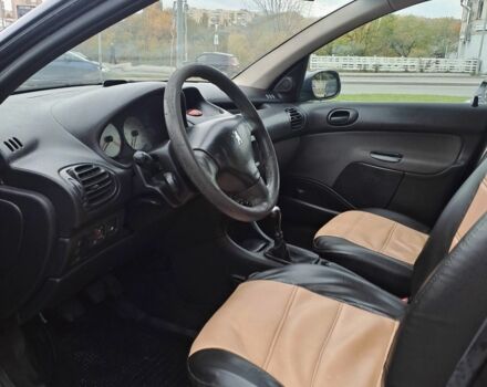 Черный Пежо 206, объемом двигателя 1.4 л и пробегом 406 тыс. км за 2000 $, фото 5 на Automoto.ua