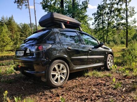 Чорний Пежо 206, об'ємом двигуна 1.4 л та пробігом 170 тис. км за 4500 $, фото 1 на Automoto.ua
