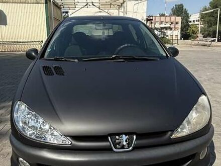 Черный Пежо 206, объемом двигателя 1.36 л и пробегом 266 тыс. км за 3200 $, фото 1 на Automoto.ua