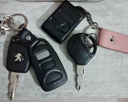 Красный Пежо 206, объемом двигателя 1.4 л и пробегом 179 тыс. км за 3600 $, фото 25 на Automoto.ua