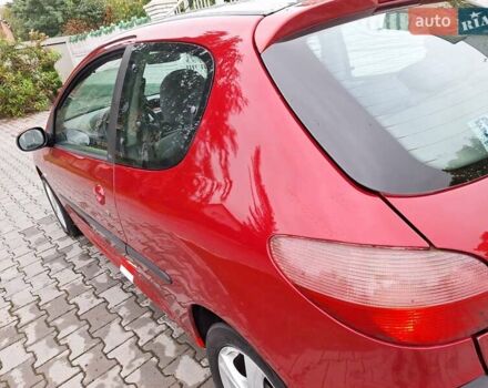 Красный Пежо 206, объемом двигателя 1.36 л и пробегом 230 тыс. км за 2200 $, фото 5 на Automoto.ua