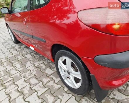 Красный Пежо 206, объемом двигателя 1.36 л и пробегом 230 тыс. км за 2200 $, фото 4 на Automoto.ua