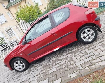 Красный Пежо 206, объемом двигателя 1.36 л и пробегом 230 тыс. км за 2200 $, фото 7 на Automoto.ua