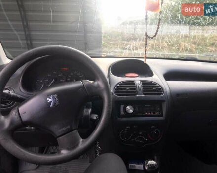 Красный Пежо 206, объемом двигателя 1.4 л и пробегом 270 тыс. км за 3350 $, фото 7 на Automoto.ua