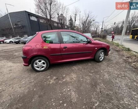 Червоний Пежо 206, об'ємом двигуна 1.12 л та пробігом 161 тис. км за 2200 $, фото 3 на Automoto.ua
