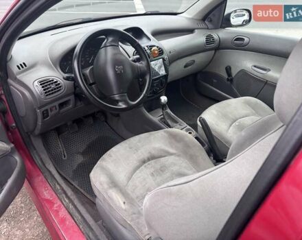 Червоний Пежо 206, об'ємом двигуна 1.12 л та пробігом 161 тис. км за 2200 $, фото 13 на Automoto.ua