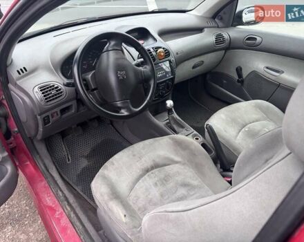 Червоний Пежо 206, об'ємом двигуна 1.12 л та пробігом 161 тис. км за 2200 $, фото 12 на Automoto.ua