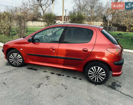Красный Пежо 206, объемом двигателя 1.36 л и пробегом 241 тыс. км за 3200 $, фото 4 на Automoto.ua