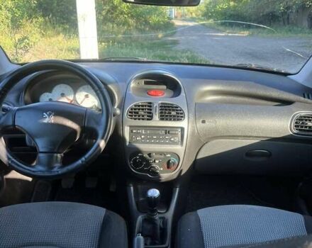 Красный Пежо 206, объемом двигателя 1.36 л и пробегом 280 тыс. км за 3200 $, фото 7 на Automoto.ua