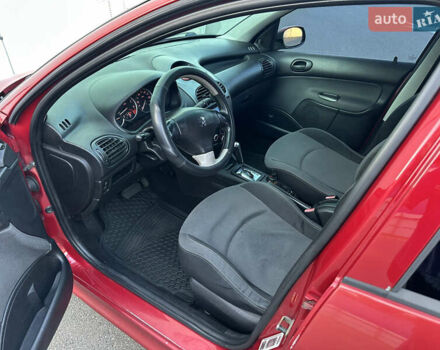 Красный Пежо 206, объемом двигателя 1.4 л и пробегом 263 тыс. км за 2600 $, фото 18 на Automoto.ua