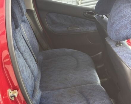 Красный Пежо 206, объемом двигателя 1.6 л и пробегом 195 тыс. км за 3750 $, фото 15 на Automoto.ua