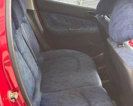 Червоний Пежо 206, об'ємом двигуна 1.59 л та пробігом 195 тис. км за 3800 $, фото 17 на Automoto.ua