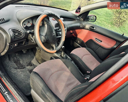 Красный Пежо 206, объемом двигателя 1.36 л и пробегом 241 тыс. км за 3200 $, фото 6 на Automoto.ua