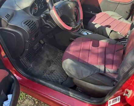 Красный Пежо 206, объемом двигателя 1.36 л и пробегом 133 тыс. км за 4200 $, фото 3 на Automoto.ua