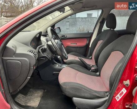 Красный Пежо 206, объемом двигателя 1.36 л и пробегом 232 тыс. км за 2990 $, фото 7 на Automoto.ua