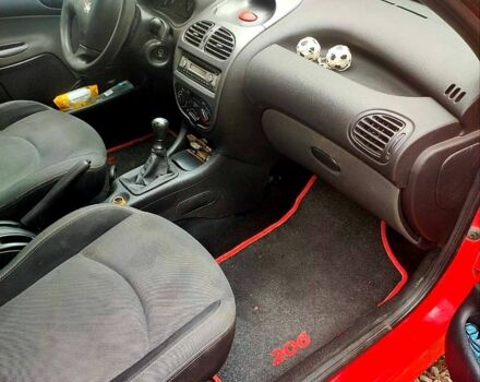 Червоний Пежо 206, об'ємом двигуна 1.4 л та пробігом 211 тис. км за 3000 $, фото 5 на Automoto.ua