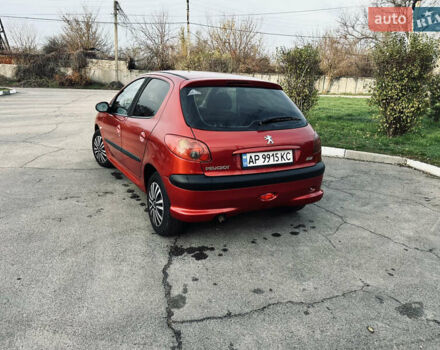 Красный Пежо 206, объемом двигателя 1.36 л и пробегом 241 тыс. км за 3200 $, фото 3 на Automoto.ua