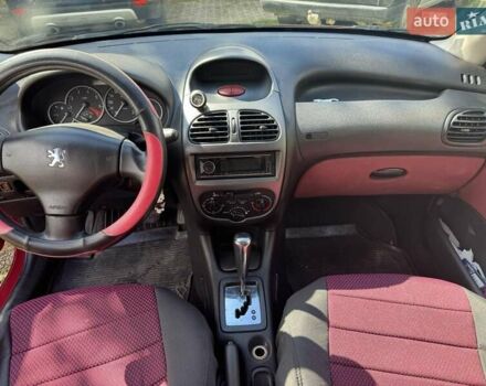 Красный Пежо 206, объемом двигателя 1.36 л и пробегом 133 тыс. км за 4200 $, фото 1 на Automoto.ua