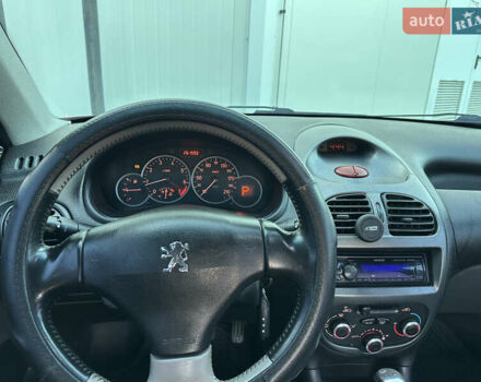 Красный Пежо 206, объемом двигателя 1.4 л и пробегом 263 тыс. км за 2600 $, фото 12 на Automoto.ua