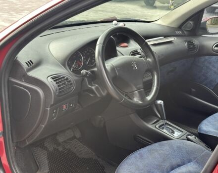 Красный Пежо 206, объемом двигателя 1.6 л и пробегом 195 тыс. км за 3750 $, фото 11 на Automoto.ua