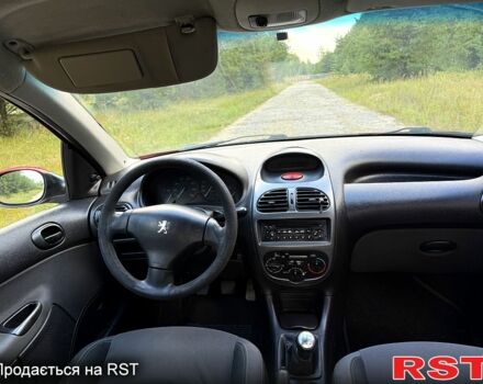 Красный Пежо 206, объемом двигателя 1.4 л и пробегом 175 тыс. км за 3650 $, фото 4 на Automoto.ua