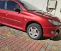 Красный Пежо 206, объемом двигателя 1.36 л и пробегом 131 тыс. км за 4800 $, фото 1 на Automoto.ua