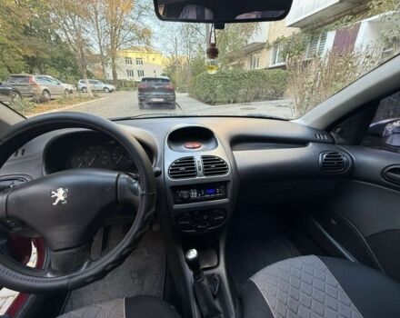 Красный Пежо 206, объемом двигателя 1.4 л и пробегом 171 тыс. км за 3200 $, фото 9 на Automoto.ua