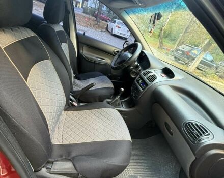 Красный Пежо 206, объемом двигателя 1.4 л и пробегом 171 тыс. км за 3200 $, фото 6 на Automoto.ua