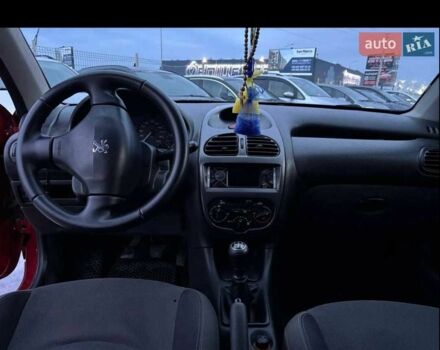 Красный Пежо 206, объемом двигателя 1.4 л и пробегом 259 тыс. км за 2600 $, фото 7 на Automoto.ua