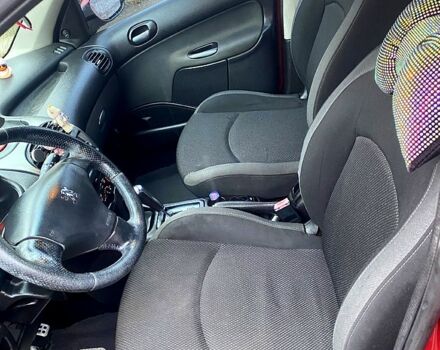 Красный Пежо 206, объемом двигателя 1.6 л и пробегом 269 тыс. км за 3900 $, фото 4 на Automoto.ua