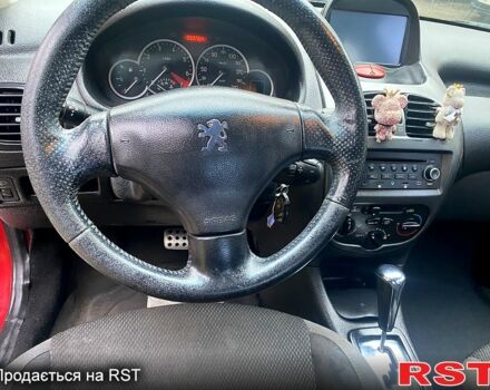 Красный Пежо 206, объемом двигателя 1.6 л и пробегом 269 тыс. км за 3900 $, фото 8 на Automoto.ua
