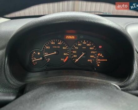 Червоний Пежо 206, об'ємом двигуна 1.4 л та пробігом 260 тис. км за 3130 $, фото 21 на Automoto.ua