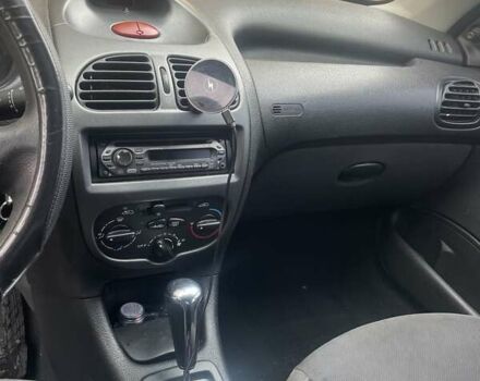 Красный Пежо 206, объемом двигателя 1.36 л и пробегом 181 тыс. км за 3900 $, фото 11 на Automoto.ua