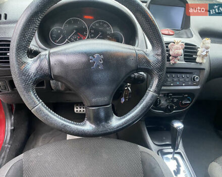 Красный Пежо 206, объемом двигателя 1.59 л и пробегом 269 тыс. км за 3900 $, фото 4 на Automoto.ua