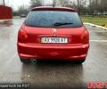 Красный Пежо 206, объемом двигателя 1.6 л и пробегом 269 тыс. км за 3900 $, фото 3 на Automoto.ua