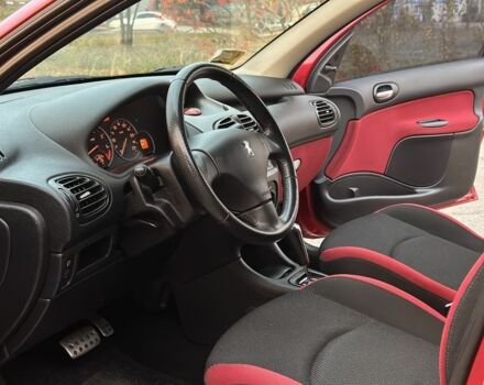 Красный Пежо 206, объемом двигателя 1.4 л и пробегом 119 тыс. км за 4500 $, фото 6 на Automoto.ua