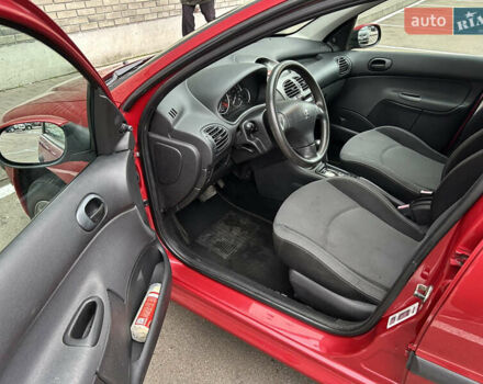 Красный Пежо 206, объемом двигателя 1.4 л и пробегом 76 тыс. км за 5200 $, фото 8 на Automoto.ua
