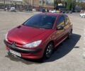 Красный Пежо 206, объемом двигателя 1.4 л и пробегом 200 тыс. км за 3600 $, фото 1 на Automoto.ua