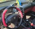 Красный Пежо 206, объемом двигателя 1.36 л и пробегом 146 тыс. км за 4000 $, фото 6 на Automoto.ua