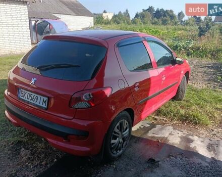 Красный Пежо 206, объемом двигателя 1.4 л и пробегом 232 тыс. км за 4000 $, фото 7 на Automoto.ua
