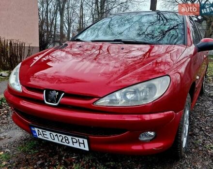 Красный Пежо 206, объемом двигателя 1.36 л и пробегом 226 тыс. км за 3799 $, фото 1 на Automoto.ua