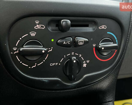 Червоний Пежо 206, об'ємом двигуна 1.4 л та пробігом 139 тис. км за 3999 $, фото 12 на Automoto.ua