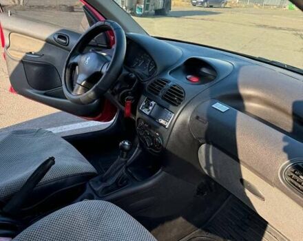 Червоний Пежо 206, об'ємом двигуна 1.36 л та пробігом 177 тис. км за 3200 $, фото 13 на Automoto.ua