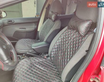 Червоний Пежо 206, об'ємом двигуна 1.36 л та пробігом 230 тис. км за 3800 $, фото 17 на Automoto.ua