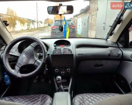 Червоний Пежо 206, об'ємом двигуна 1.36 л та пробігом 230 тис. км за 3800 $, фото 16 на Automoto.ua